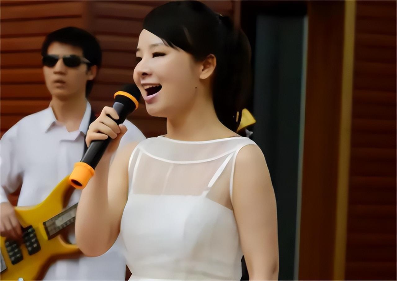 盲人歌手刘赛成名时拒绝抛弃农村丈夫如今丈夫成她的骄傲