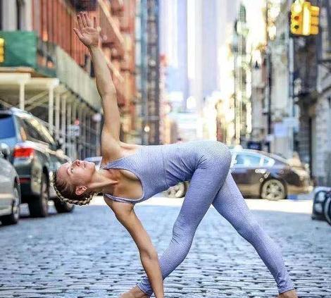 64岁韩国老奶奶坚持健身,用好身材去对抗年龄增长,常保青春活力