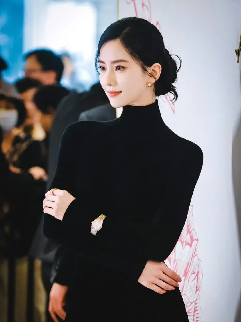 刘诗诗登上热搜引发热议:原因是一身黑色衣服,把女人的诠释得淋漓尽致