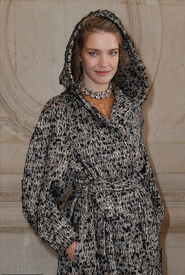 lv太子妃闪耀亮相迪奥大秀,穿连帽大衣好嫩,lv太子爷搂腰太甜蜜