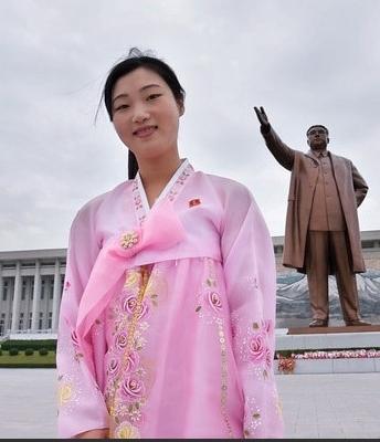 朝鮮擺渡車的乘務員,在傍晚太陽餘光下很白淨,導遊說那是化妝的