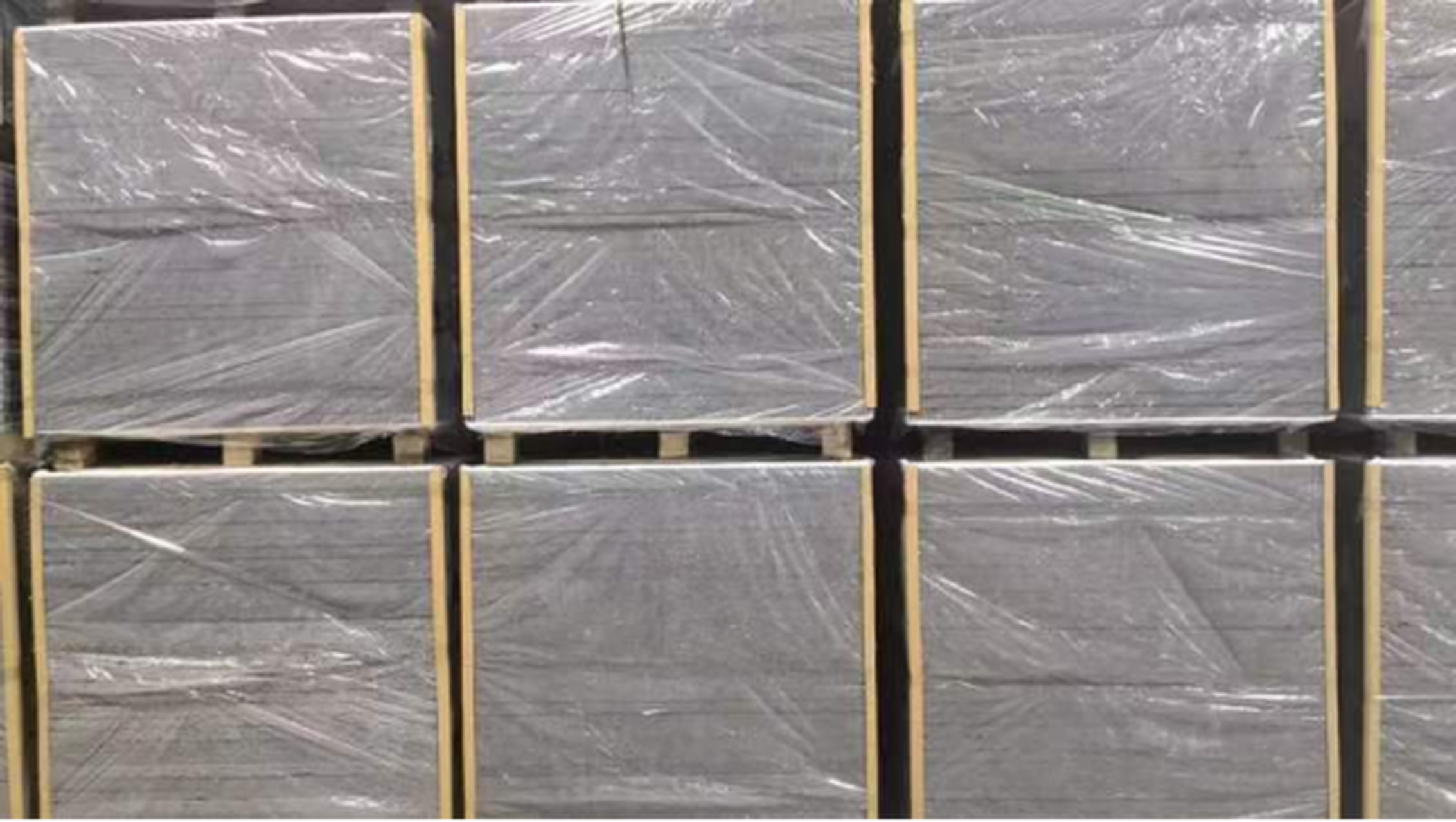 石墨匀质板是一种由纯天然石墨片或石墨颗粒经高温烧结而成的高心能