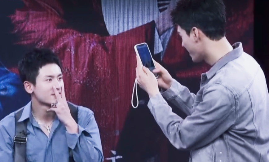 直男公开处刑现场!龚俊张哲瀚直播"被迫营业",俩寸头太难磕了