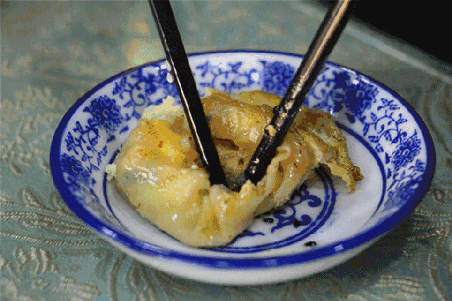 鸣鹤古镇上还有种 年糕饺,软糯q弹不粘牙,馅料香脆,口感丰富.