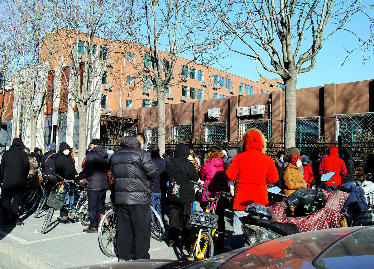 北京,寒潮来袭,天寒地冻寒风中家长接孩子放学