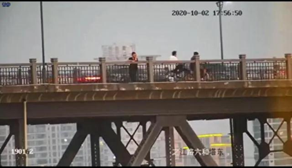 |“帮我转告下家里，我准备跳江了”，网友评论感人