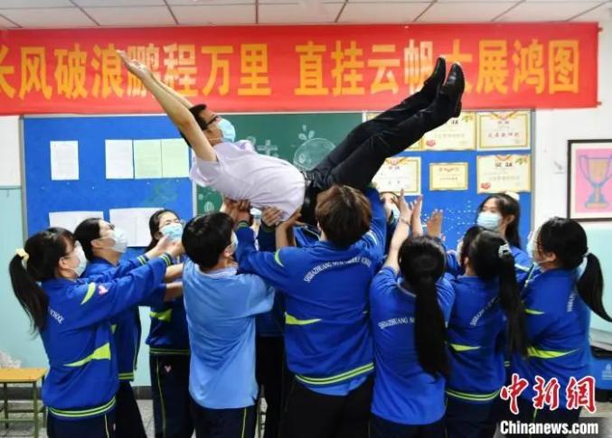 裕华区25中:高考前的"最后一课" 同学们向班主任做比心手势