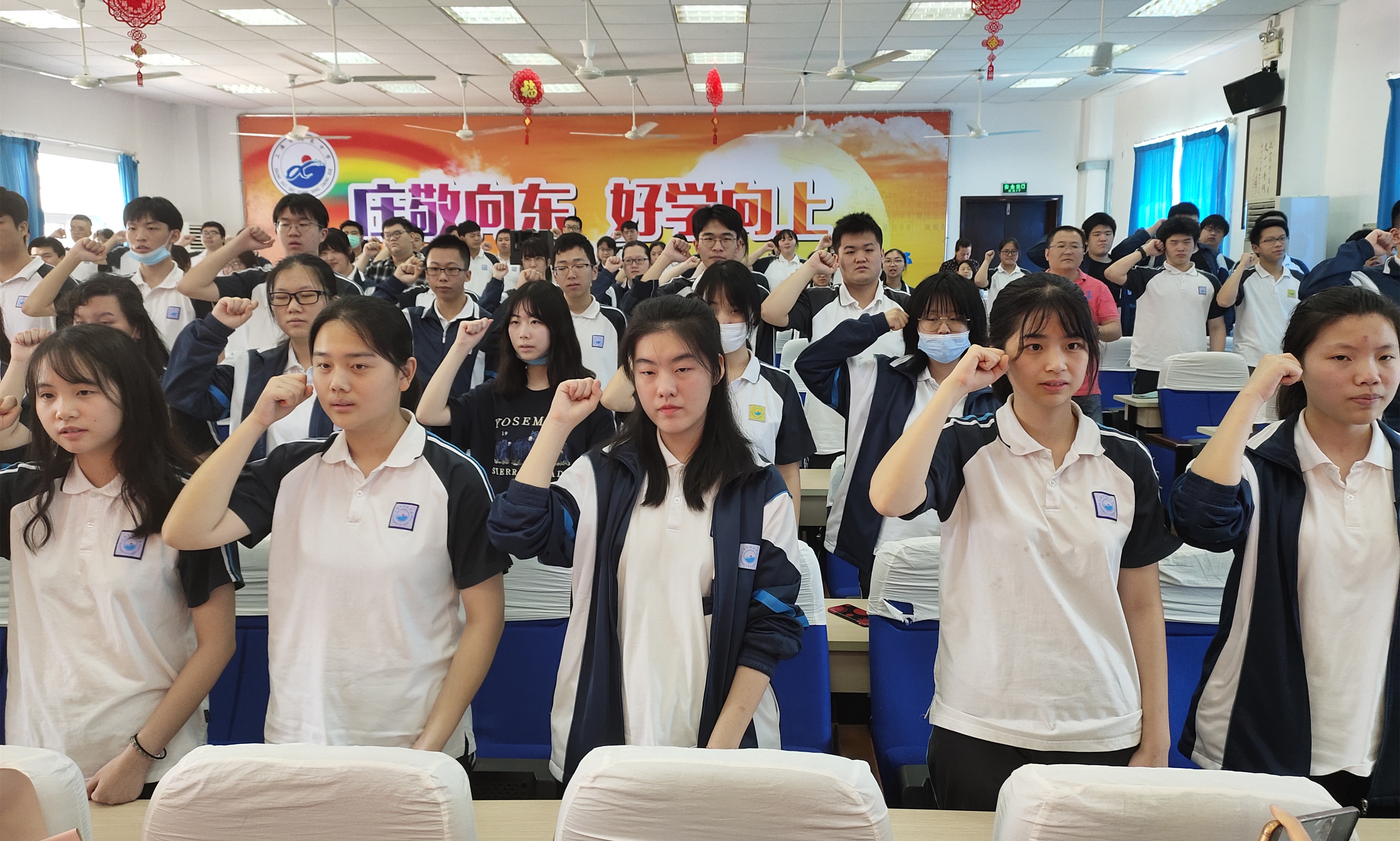 【静安区中小学毕业典礼系列报道】向东中学毕业班师生情谊深深