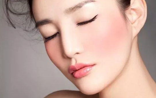 为何会有"红脸蛋",护肤品有用吗,有什么医美方法可以改善?