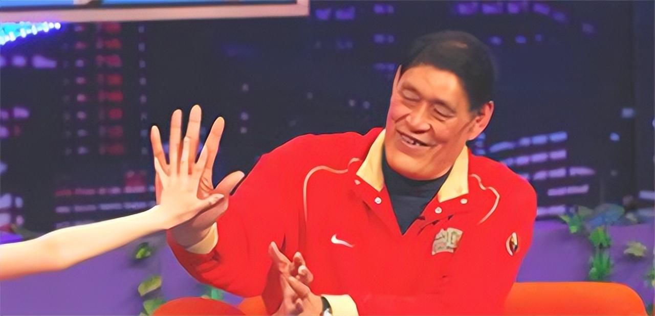 回顾:巨人穆铁柱身高2.28米,一场篮球赛得80分,为何英年早逝?