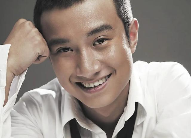 文章最新动态:身材瘦削头发花白,抿嘴双眼无神,精神状态惹担心