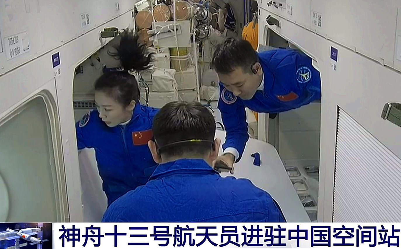 航天员在空间站打理头发是麻烦事,王亚平用"冲天辫"演示失重