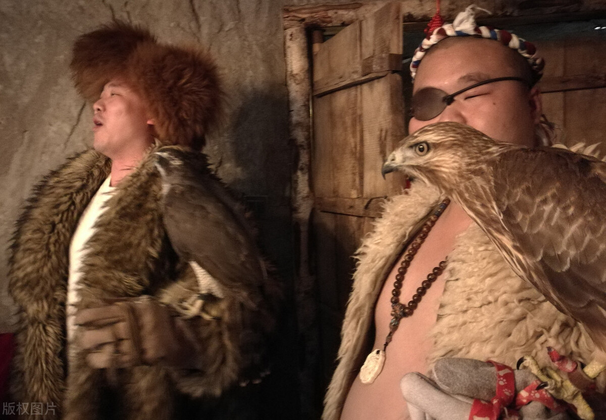 养父母死后张结巴就上山当了土匪,第一次打劫就手段