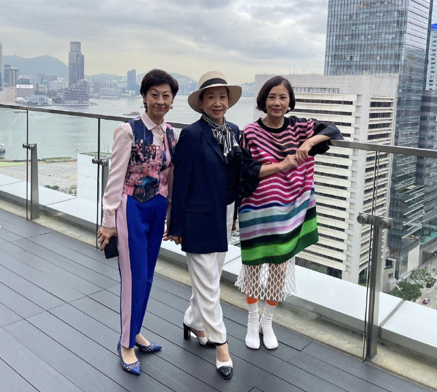 当汪明荃同框徐小凤,终于明白女人上了年纪,为什么喜欢穿花衣服