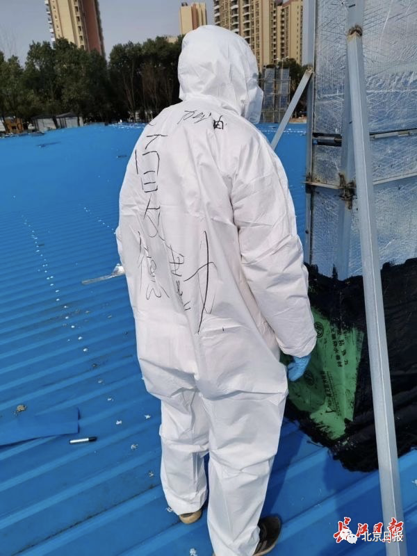 |山东邹平路边店主勇出手，制服持刀行凶男子！一查，他的身份果然不一般