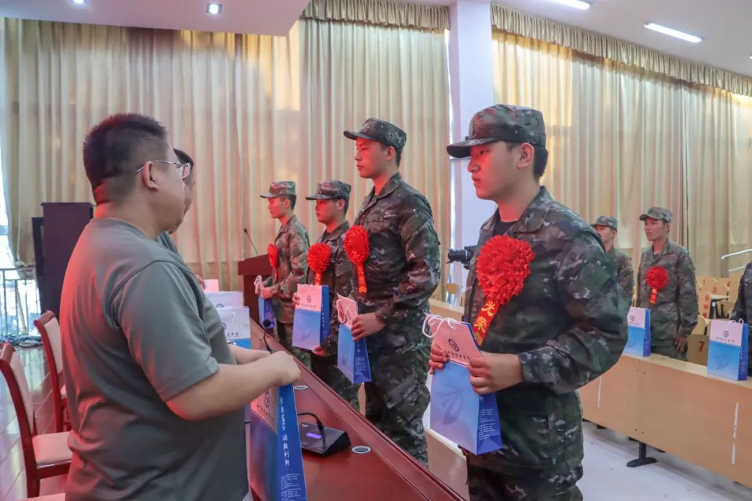 近日,学院举行2023年秋季新兵入伍欢送会,欢送12名青年大学生投身军营