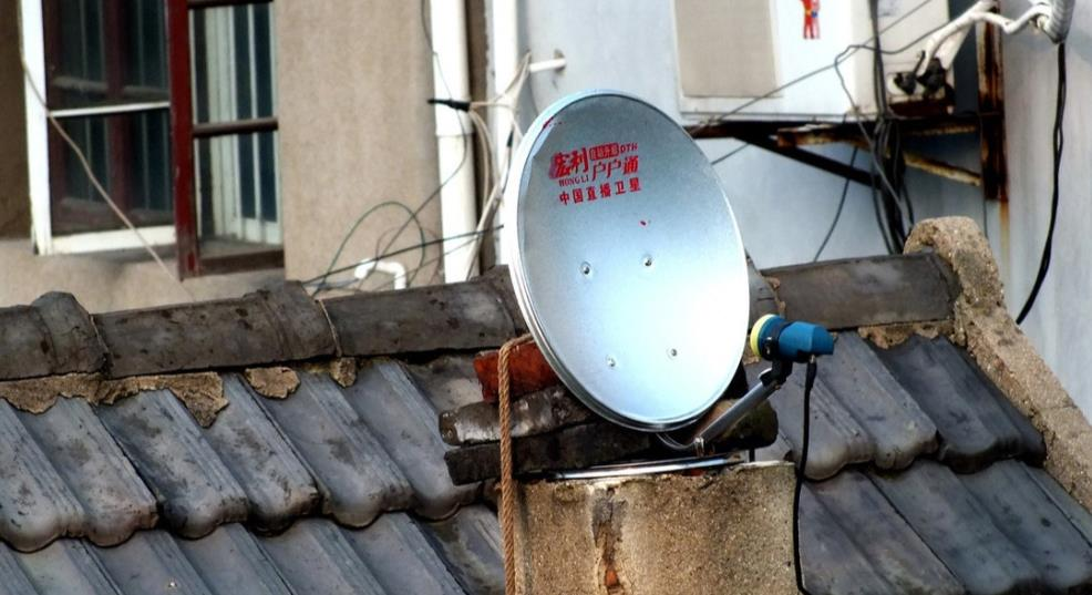 农村私自装老式"卫星锅",能够看到什么?为何如今会被禁用?