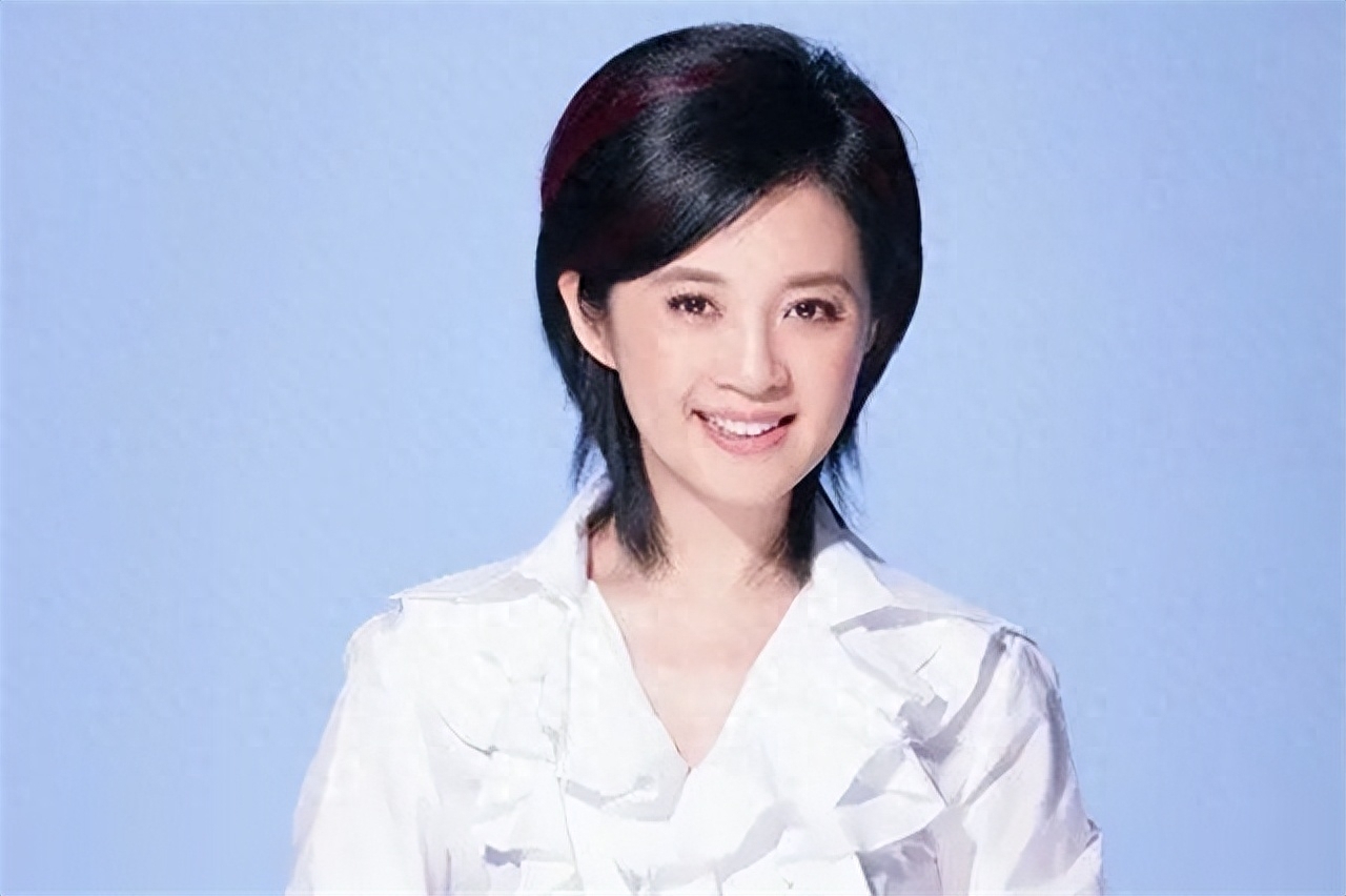 回顾主持人许戈辉富豪为了娶她给原配一亿分手费如今幸福吗