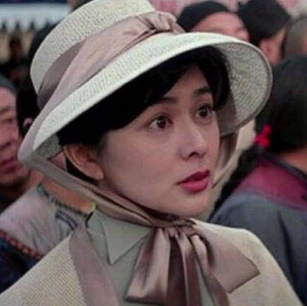 关之琳年轻时有多惊艳,成龙说她精致的像假的张国荣在她面前自卑