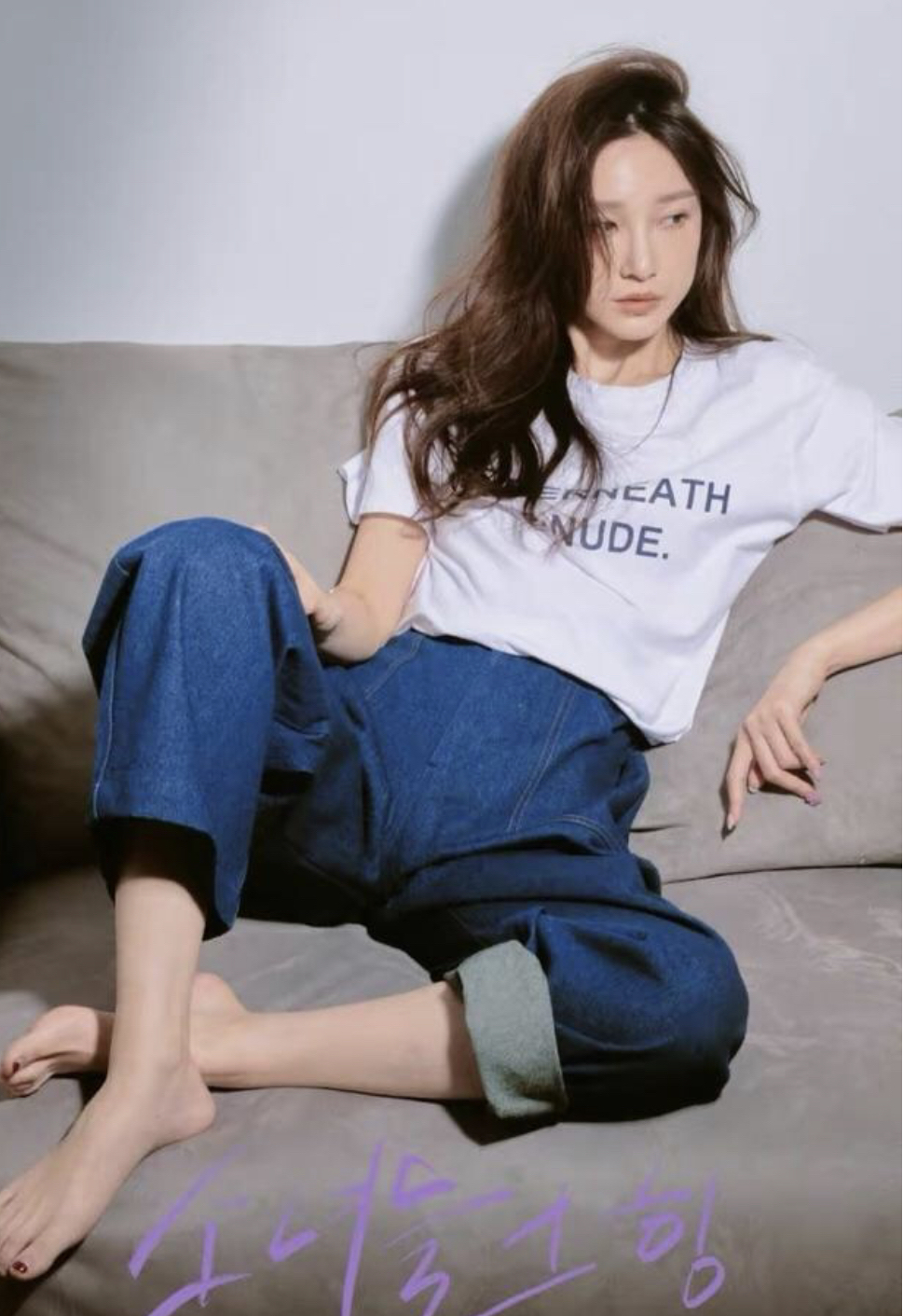 马凡舒走红后更会打扮了,穿t恤光脚拍写真,配一头海藻卷太温柔