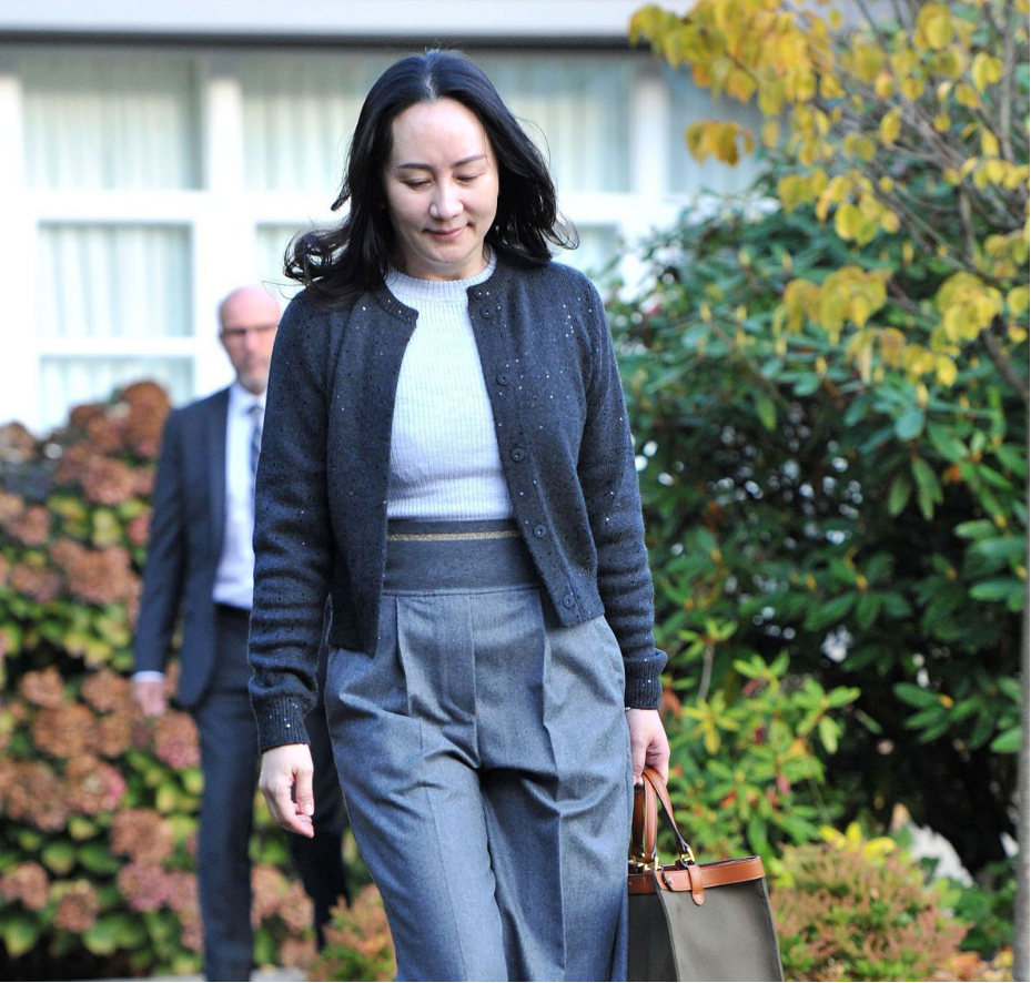 孟晚舟自带大老板气场,穿着低调出门,微胖的身材依旧魅力十足