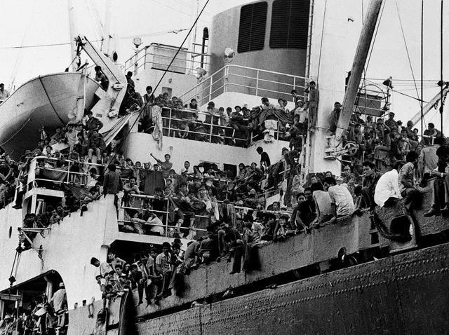 1975年"西贡时刻",美军狼狈撤离越南,飞行员弃机跳海