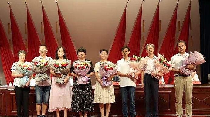 看着身披大红花,上台领奖的张秀荣,陈志德的内心既激动又自豪,他感觉