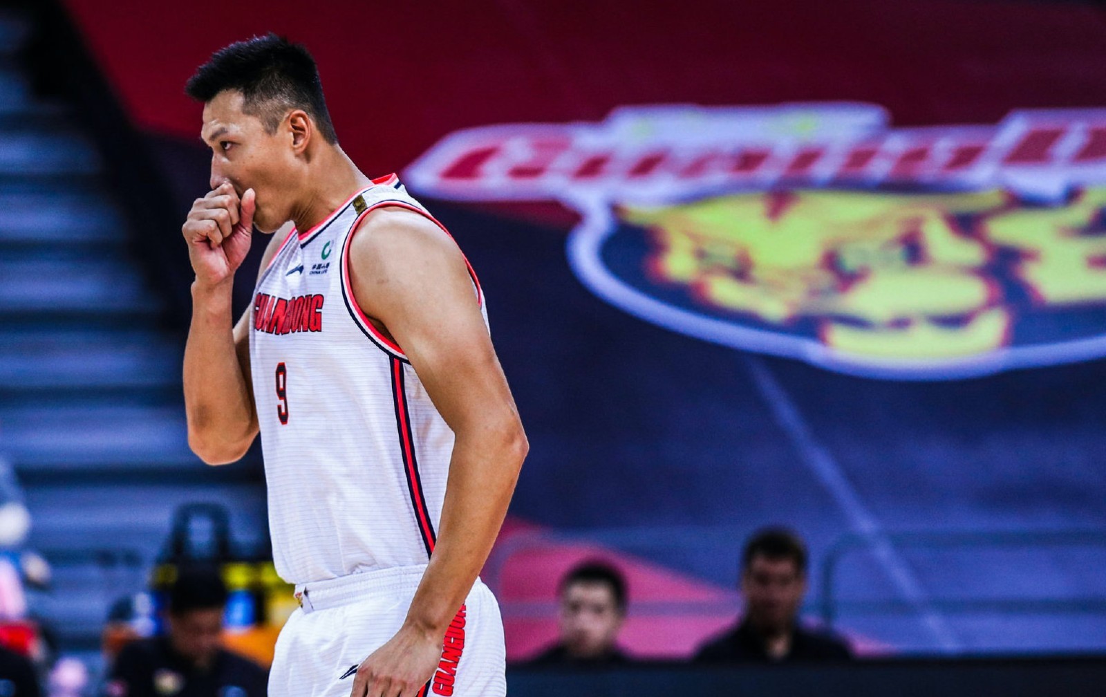 易建联带伤上场!广东宏远2-1淘汰北京首钢 队史第15次晋级总决赛