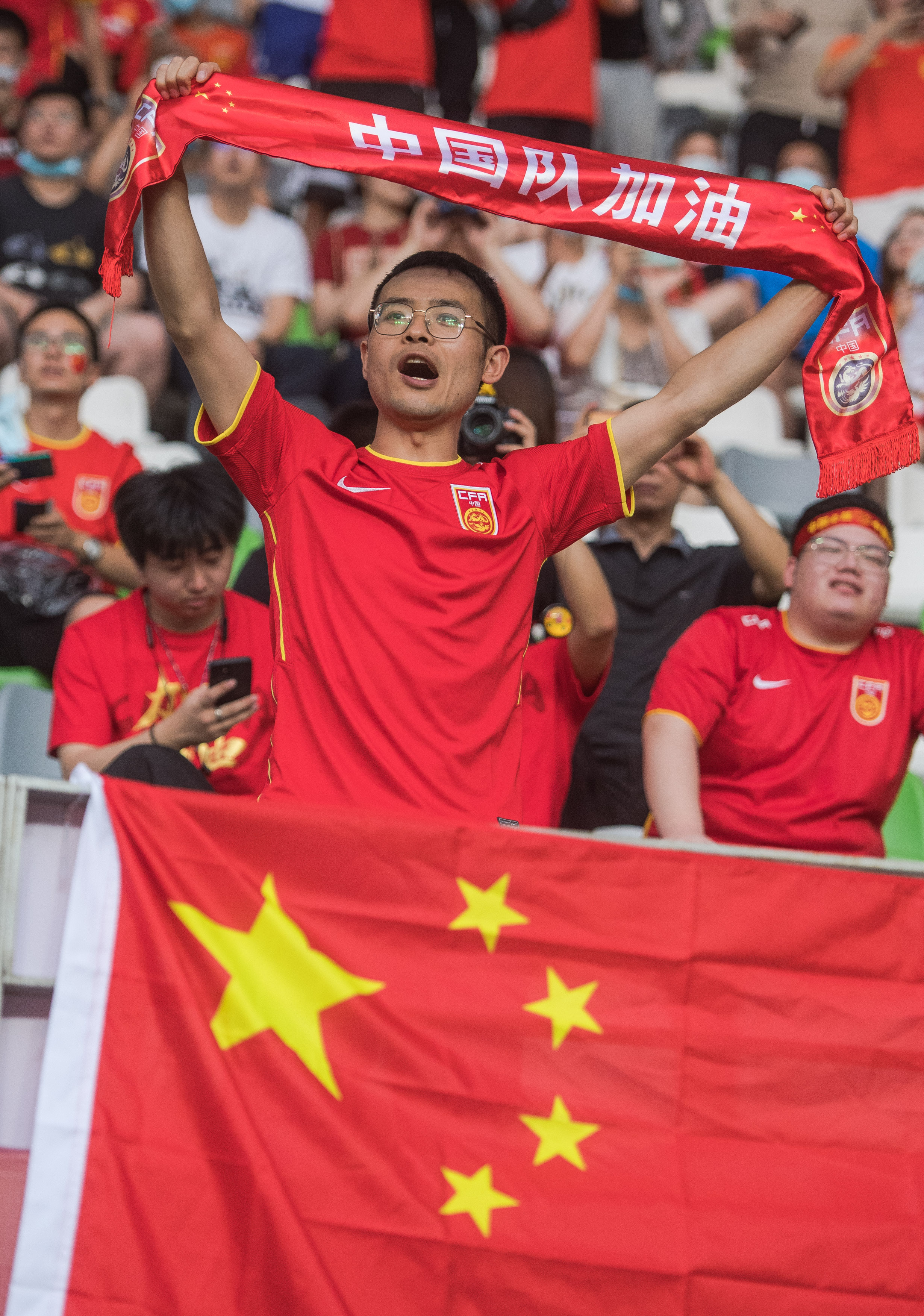 足球——世预赛:球迷助阵中国队