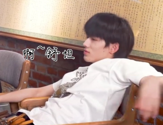 偶遇宋亚轩剪头发,标准的"老大爷"坐姿很搞笑,被粉丝一眼认出