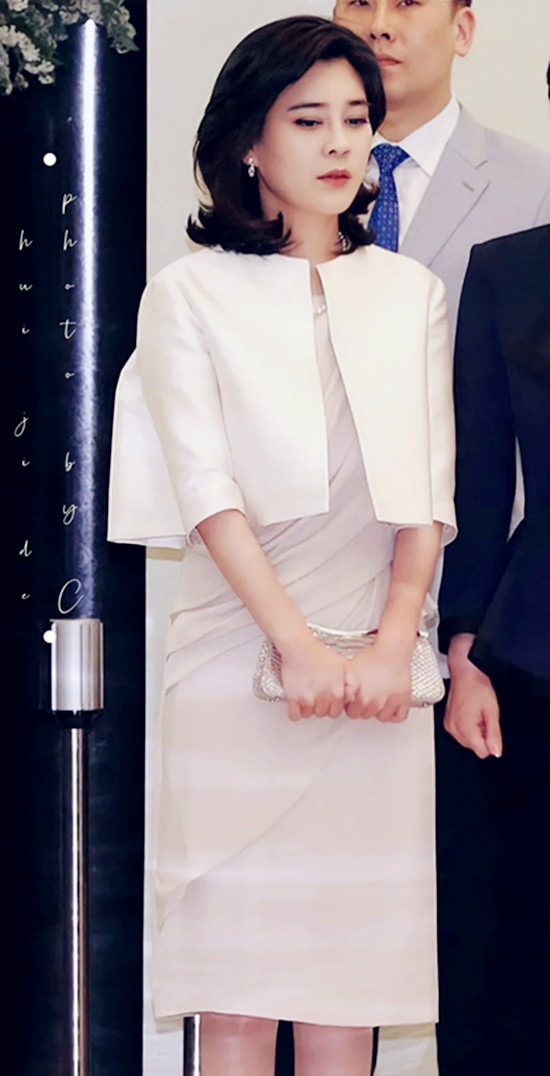 三星大公主李富真太会穿,职业西装穿出少女感,黑白极简也很美