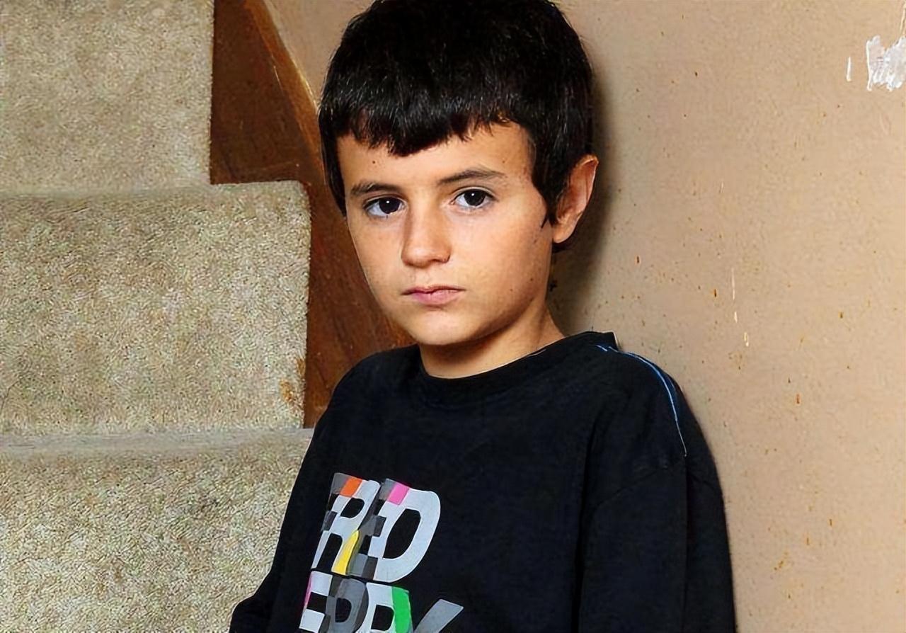 2009年2月9日,英国某家医院,一个15岁的女孩仙黛尔诞下一名6斤重的