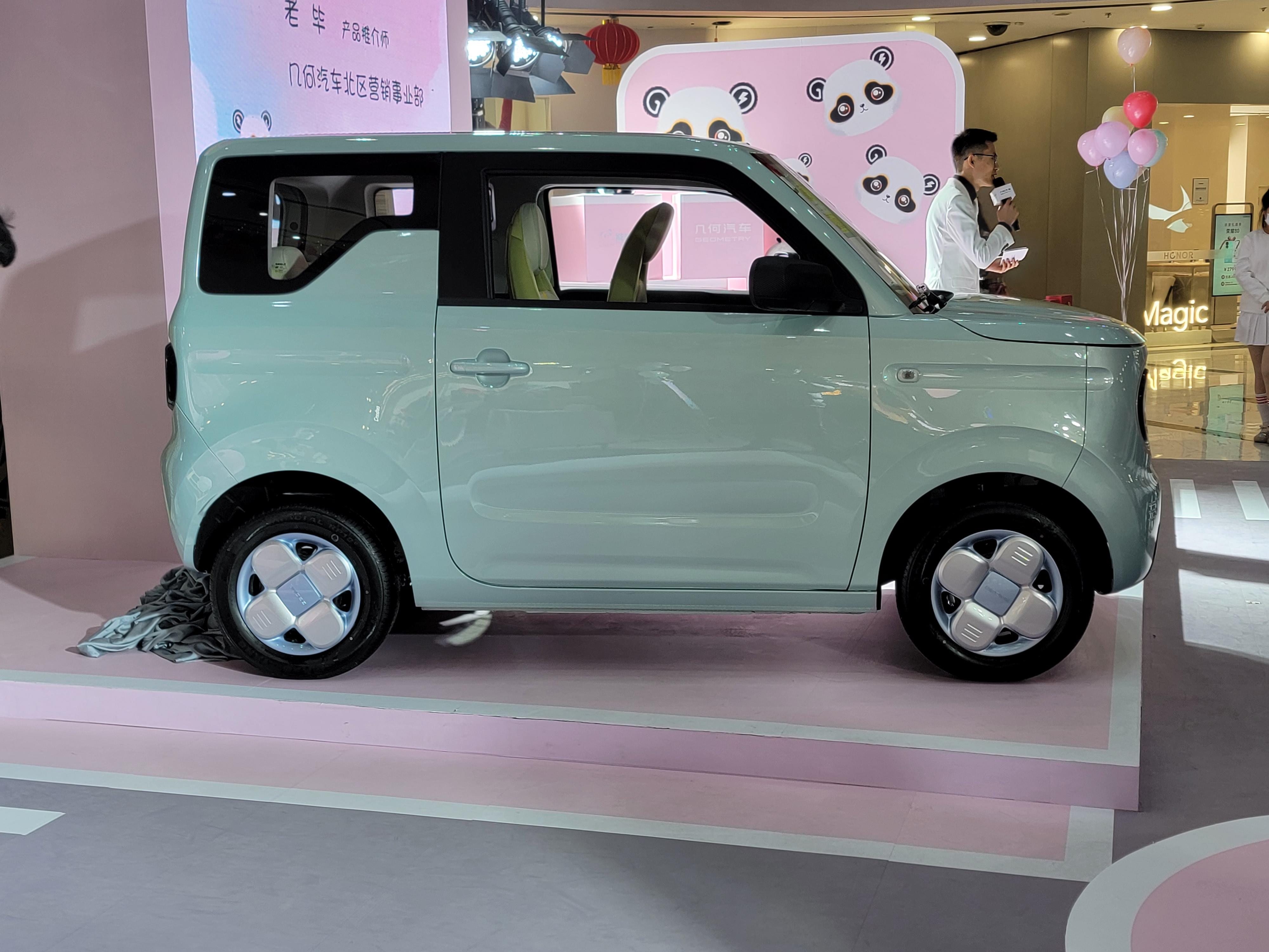 情人节选车:熊猫mini与五菱宏光miniev对比,你猜女朋友喜欢谁?