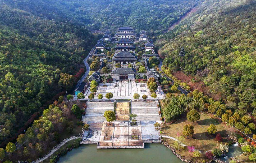 江苏海拔341.7米的山,是太湖东岸群山之冠,苏州市最高峰