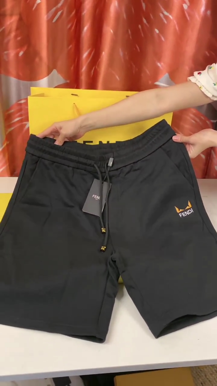 芬迪夏季休闲短裤,经典小怪兽眼睛设计元素精致干练又内涵