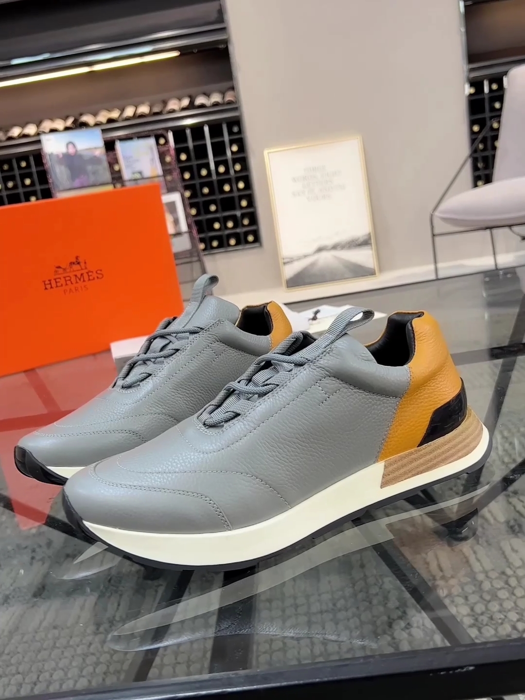 爱马仕灰色牛皮休闲运动鞋简洁风格不简单,后背拼接色泽凸显不凡-度小