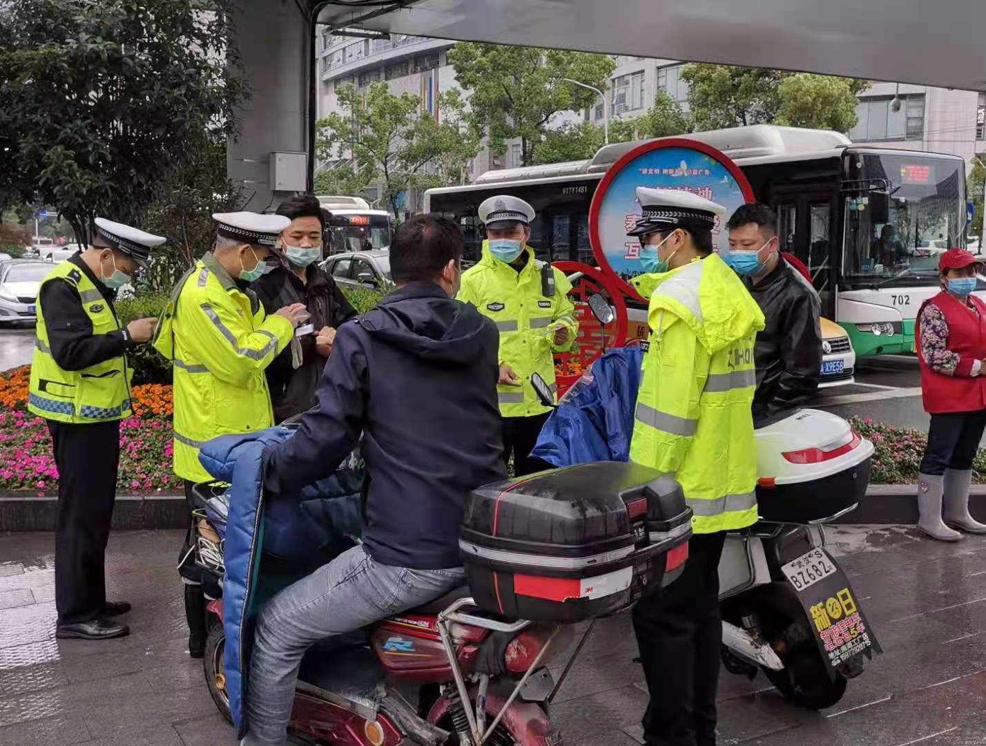 武汉武昌区交警开展电动车宣传整治高潮日活动,护卫道路交通安全