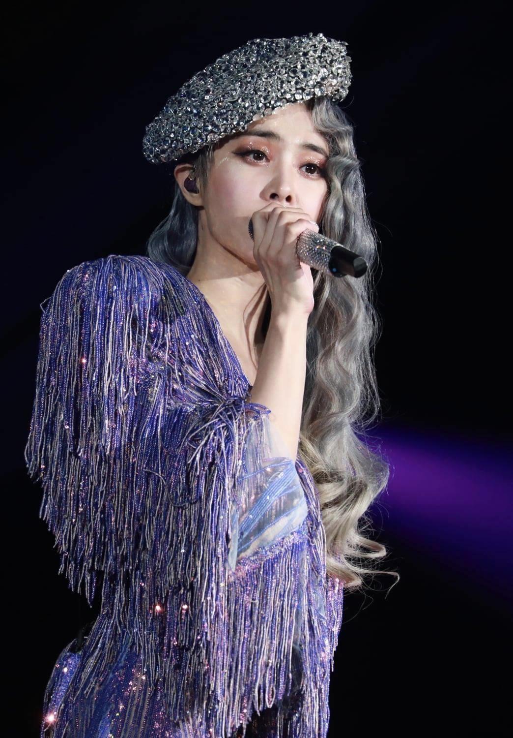 蔡依林不愧是流行教主,40岁粉色哪吒头吸睛,蝴蝶结裙摆高开叉