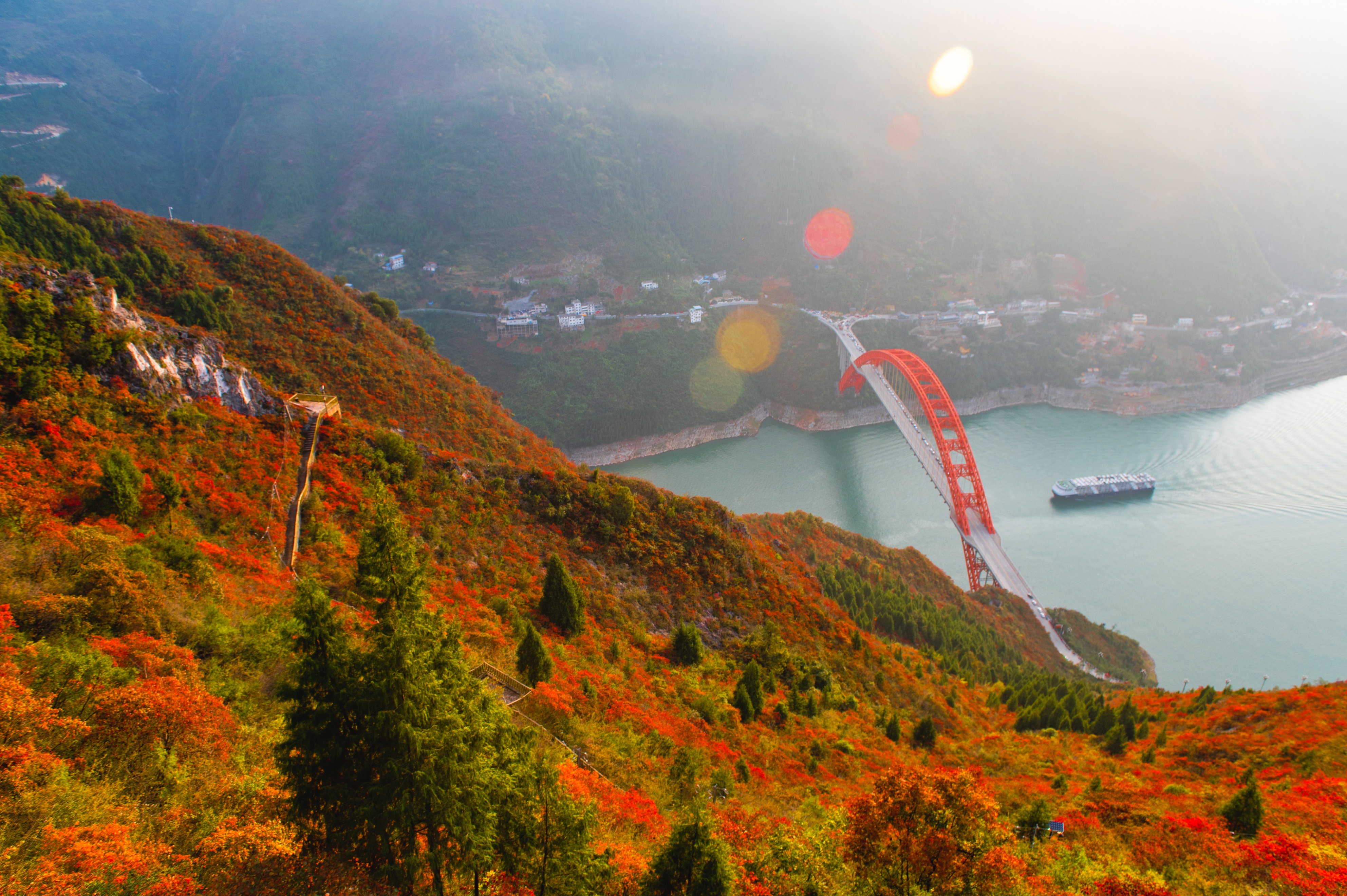 中外青年对话巫山 从一片红叶看巫山发展"红似火"
