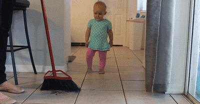 等孩子慢慢长大了,我们发现他太过于依赖父母,就会认为孩子不够独立