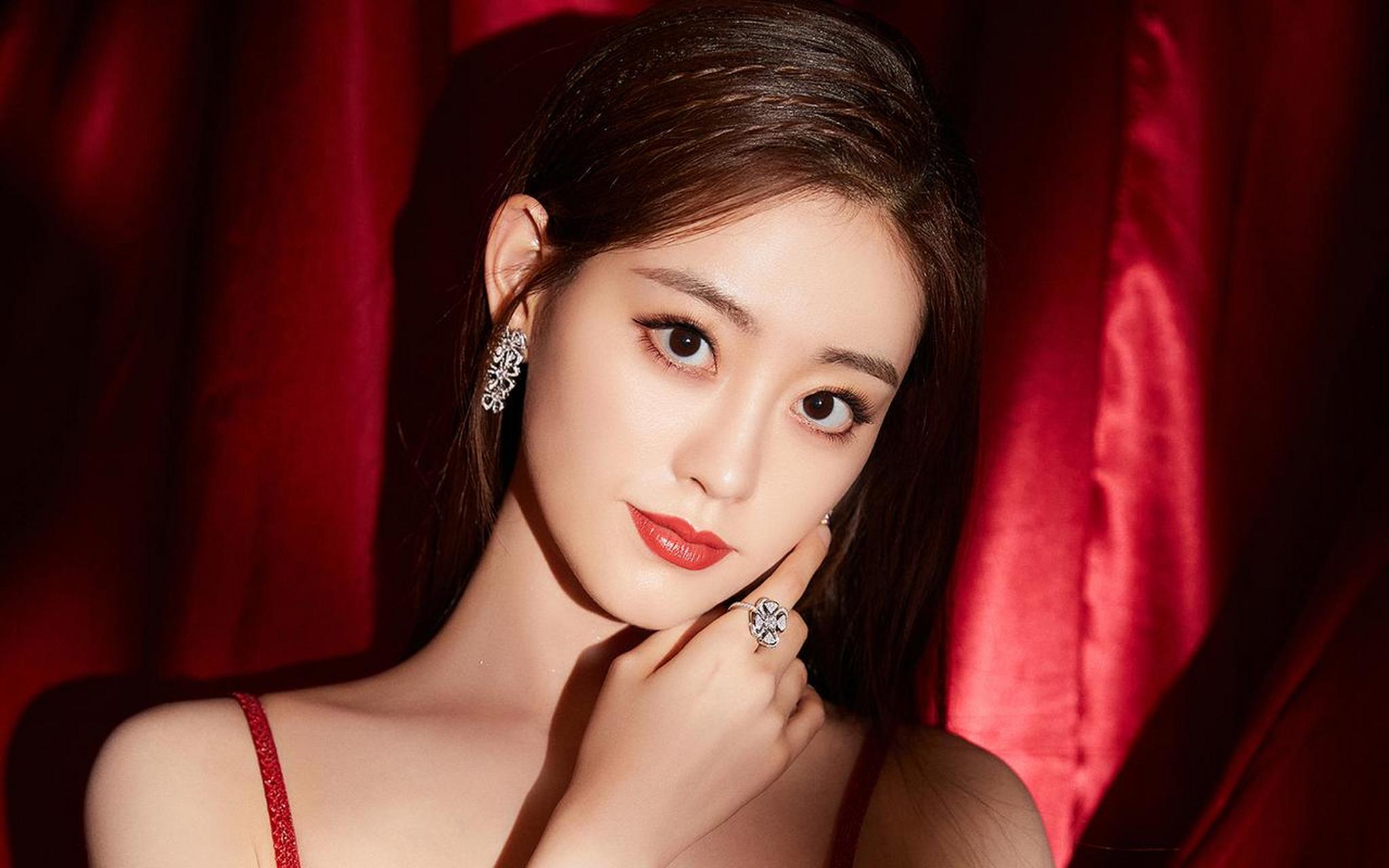 祝绪丹在《狐妖小红娘》片场对杨幂翻白眼,引发网友热议.