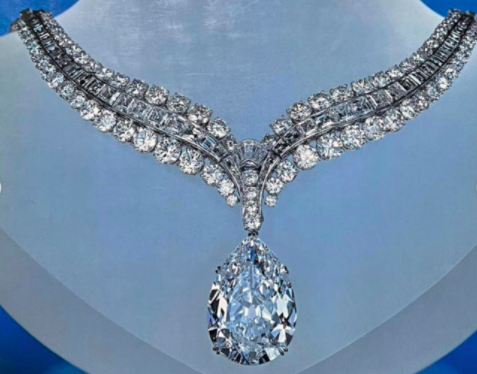 (东方之星)这一蓝一白钻石成了海瑞·温斯顿的招牌,多年间在全美巡回