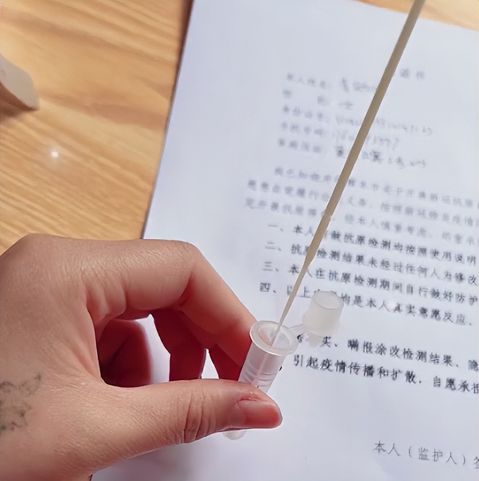 上海女子每天用鼻拭子采样核酸,不料抽出棉签的一幕让她瞬间懵了