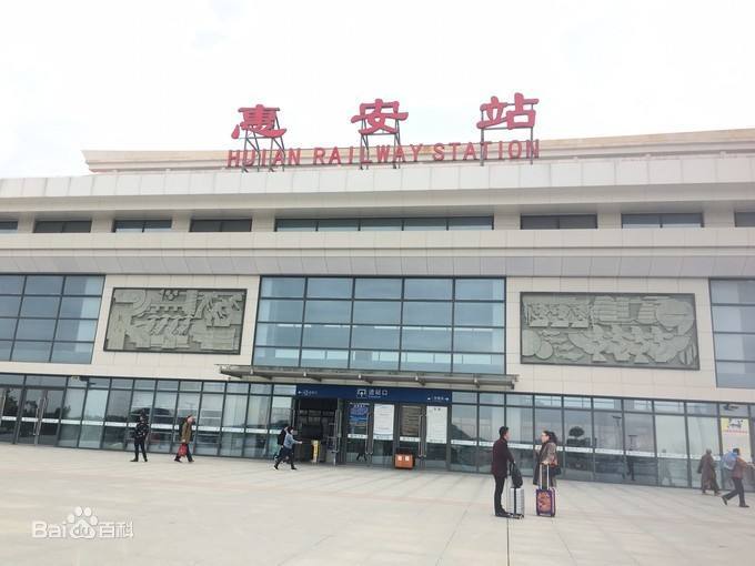 惠安县火车站使用燕尾脊,红砖屋顶,整体体现闽南文化风格