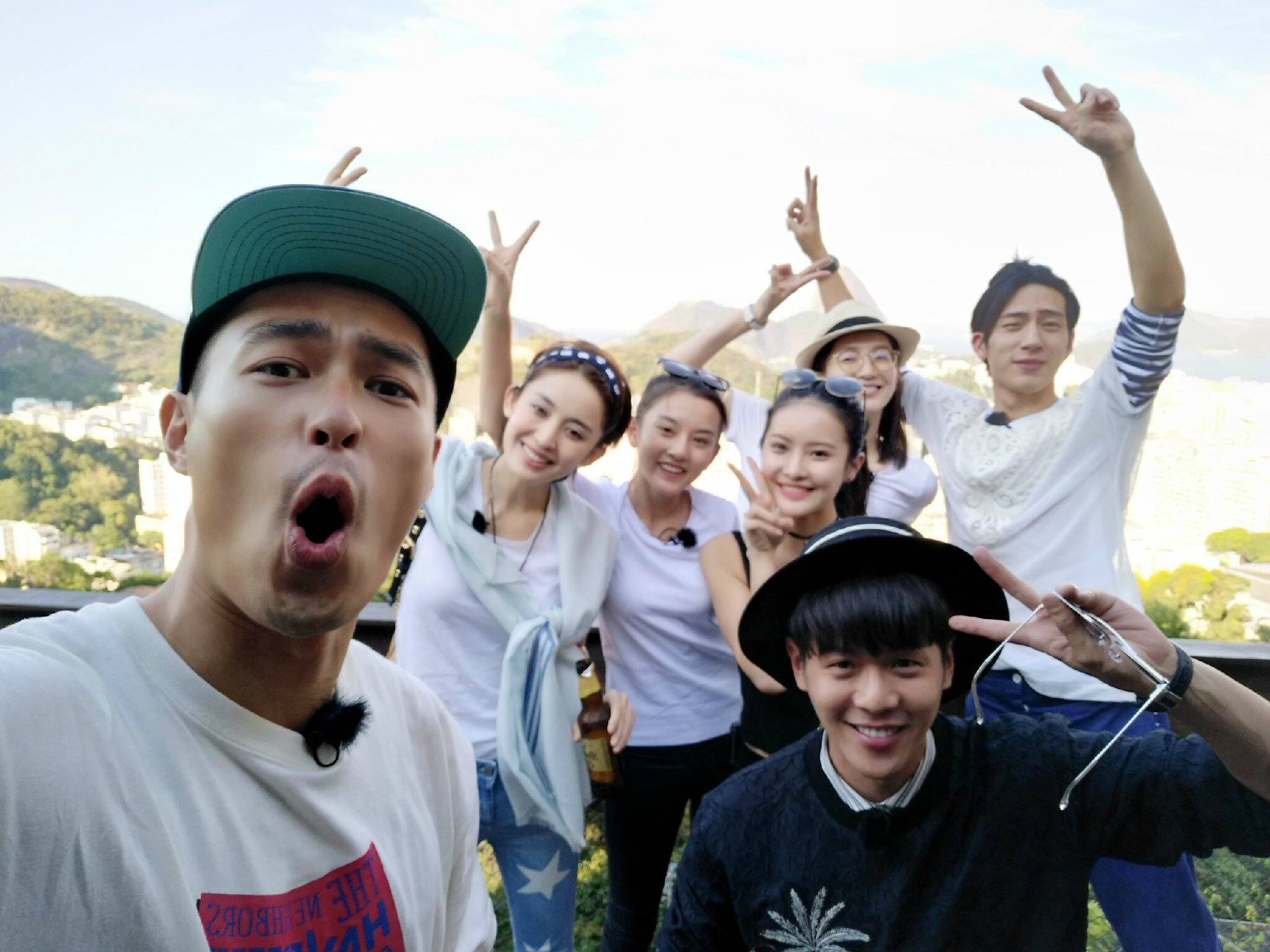 《花儿与少年5》沙特开录,热巴头发凌乱穿麻袋,几人关系引热议