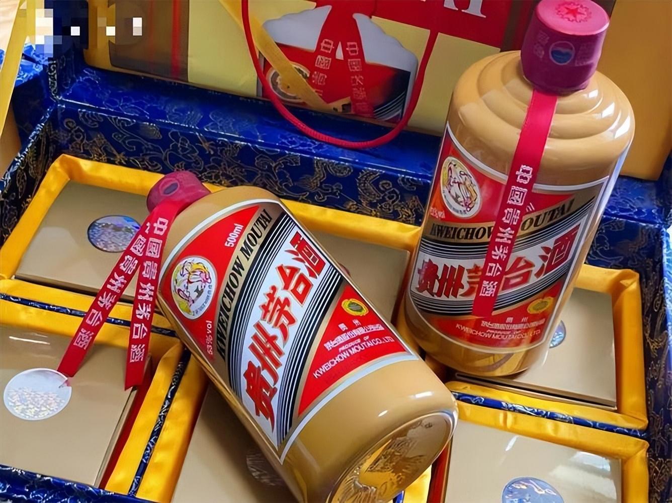 茅台员工工作照片曝光,女员工光脚踩曲,难怪茅台这么好喝