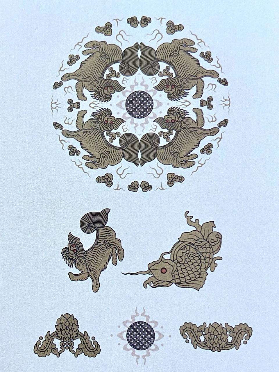 中国传统纹样|狮纹  狮纹是深受人们喜爱的瑞兽装饰纹样 狮子已然凝结