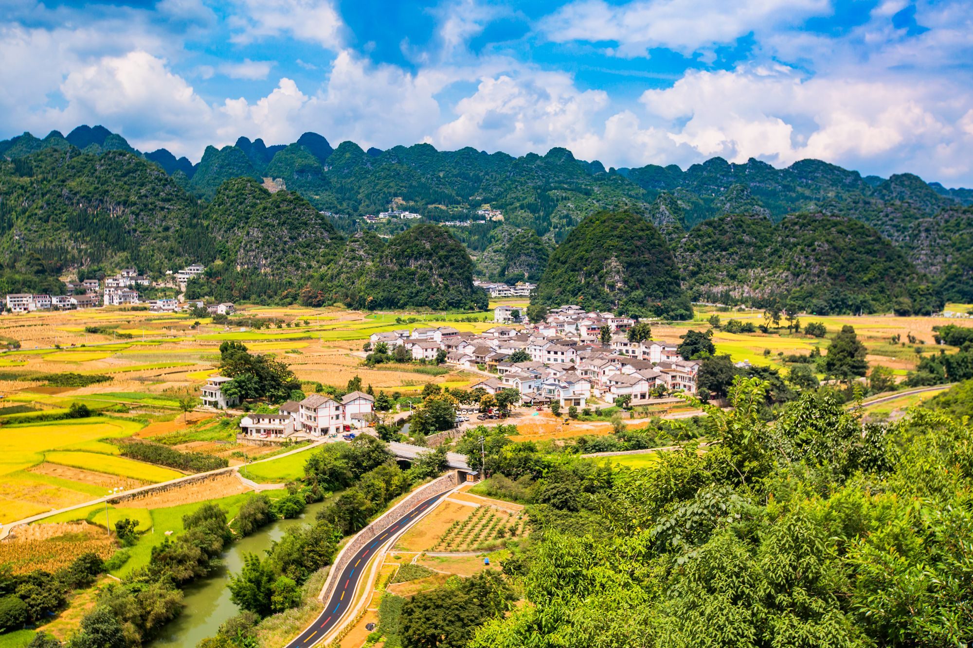 贵州兴义万峰林,磅礴数千里,航拍风景如画,看后让人叹为观止