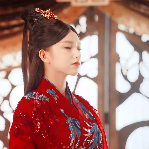 有一种"发育过猛"叫程潇,长腿嫩足太吸睛,冯提莫新造型太迷人