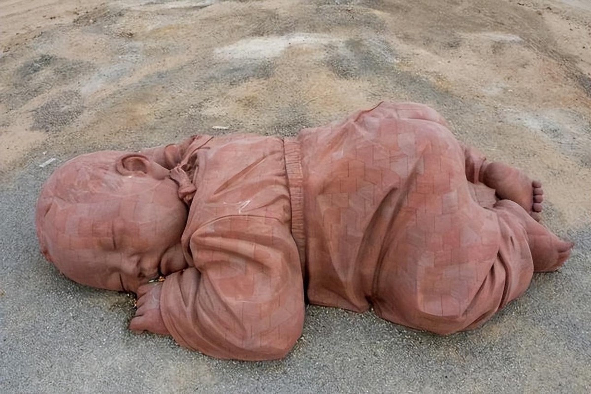 戈壁滩上的巨婴,被称为大地之子,孤独的神情感染了游客